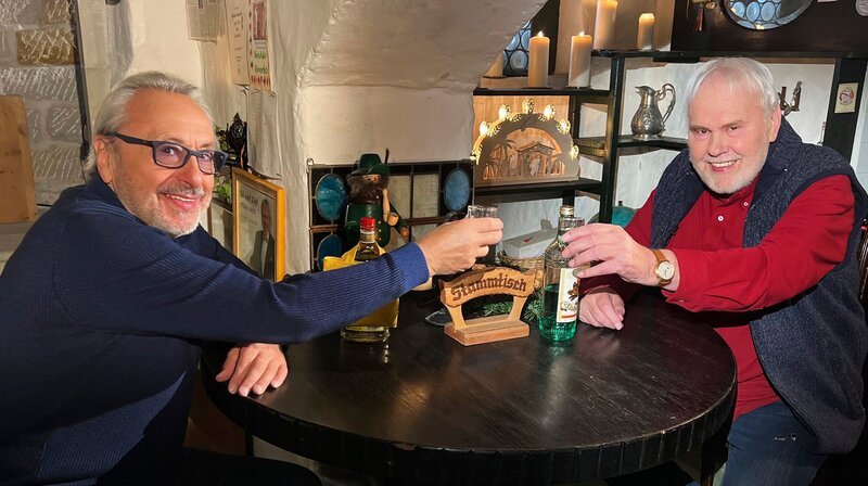 MDR FERNSEHEN WENN ENGEL ABSCHIED NEHMEN, „Erinnerungen an Weihnachten mit Gunther Emmerlich“, am Samstag (20.12.25) um 20:15 Uhr. Gunther Emmerlich, Wolfgang Stumph (l.) Er war immer ein Weihnachtsmensch und so mancher hielt ihn gar für den Weihnachtsmann persönlich – Gunther Emmerlich. Viele Jahre lud er „seine“ Zuschauer nach Hause ein, in die Villa Maria in Dresden. Immer wenige Tage vor Weihnachten. Es wurde über Weihnachtsmusik geredet, gekocht und getrunken. Und immer entstand diese private Atmosphäre, diese vertraute, weihnachtlich-freundschaftliche Stimmung. Ob an seinem Tannenbaum im Wohnzimmer, in der Küche mit seinen Musikern oder im berühmten Weinkeller. Hierher lud Gunther Emmerlich seine Freunde und Gäste besonders gerne ein, um über Weihnachten zu sprechen und dabei das ein oder andere Fläschchen zu probieren. – Bild: MDR/Zergiebel MDR FERNSEHEN WENN ENGEL ABSCHIED NEHMEN, „Erinnerungen an Weihnachten mit Gunther Emmerlich“, am Samstag (20.12.25) um 20:15 Uhr. Gunther Emmerlich, Wolfgang Stumph (l.) Er war immer ein Weihnachtsmensch und so mancher hielt ihn gar für den Weihnachtsmann persönlich – Gunther Emmerlich. Viele Jahre lud er „seine“ Zuschauer nach Hause ein, in die Villa Maria in Dresden. Immer wenige Tage vor Weihnachten. Es wurde über Weihnachtsmusik geredet, gekocht und getrunken. Und immer entstand diese private Atmosphäre, diese vertraute, weihnachtlich-freundschaftliche Stimmung. Ob an seinem Tannenbaum im Wohnzimmer, in der Küche mit seinen Musikern oder im berühmten Weinkeller. Hierher lud Gunther Emmerlich seine Freunde und Gäste besonders gerne ein, um über Weihnachten zu sprechen und dabei das ein oder andere Fläschchen zu probieren. – Bild: MDR/Zergiebel