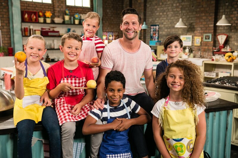 Alex Kumptner mit dem Kinderteam. – Bild: ORF 1