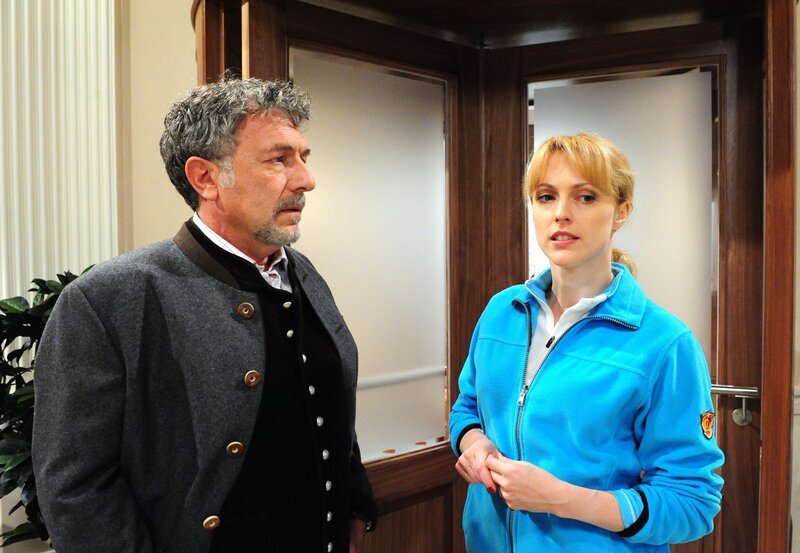 Rosalie (Natalie Alison, r.) erkennt, dass Julius (Michele Oliveri, l.) für Gitti ein guter Vater ist. – Bild: ARD/​Ann Paur