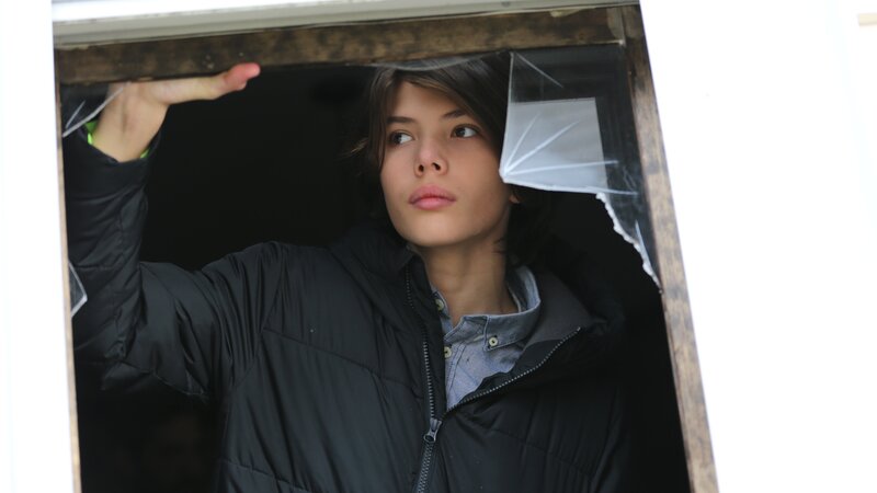 Recreation-Darsteller Jaden McKnew (Younger Brother) am Set während der Flucht aus dem Fenster. – Bild: Mateusz Broughton /​ Investigation Discovery /​ Photobank 36324_ep411_019 /​ Discovery Communications, LLC