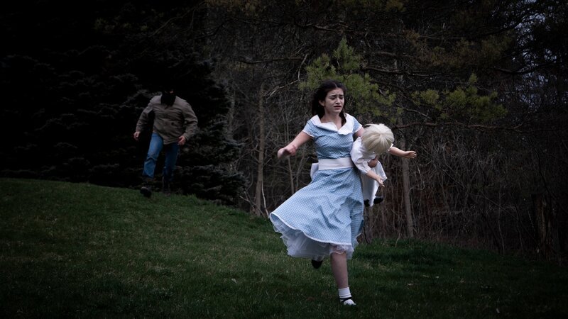 Girl runs from masked man. – Bild: Discover + /​ Discover FSEJ104_DSC03650 /​ Cream Productions