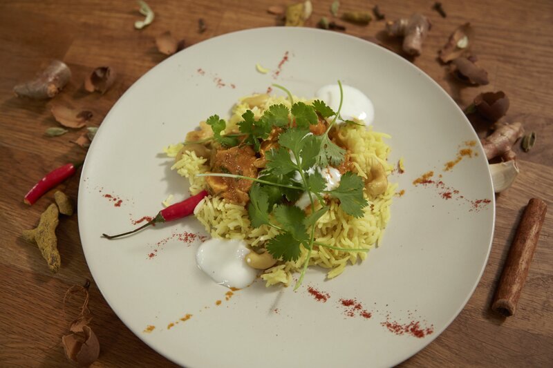 Hühnercurry mit selbstgemachter Currypaste und Pilau-Reis. – Bild: ORF 1