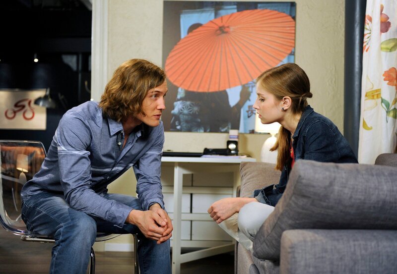 Lotte (Anna Willecke, r.) wird nachdenklich, als Brian (Alexander Becht, l.) ihr die Vorteile von Ulis „Bewegung“ erklärt. – Bild: ARD/​Nicole Manthey