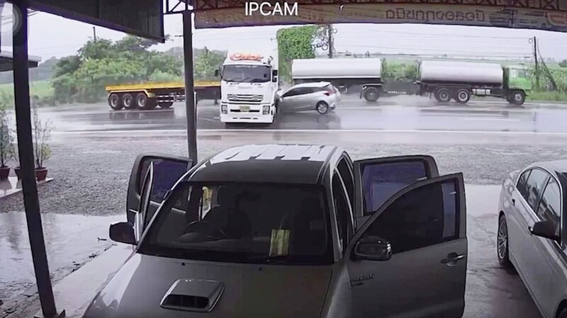 Ein LKW auf Abwegen: Das Zusammenklappen eines Gelenkfahrzeuges wird Klappmessereffekt genannt. – Bild: N24 Doku