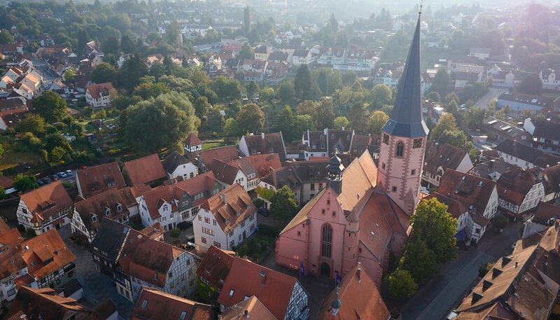 Michelstadt mit der Stadtkirche. – Bild: HR