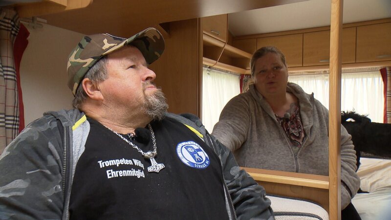 Auf dem Campingplatz in Gelsenkirchen geht das Abenteuer für Willy (63) und Tanja (46) weiter! Das Ehepaar freut sich über seinen neuen Wohnwagen und nimmt zum ersten Mal richtig Maß. – Bild: RTLZWEI