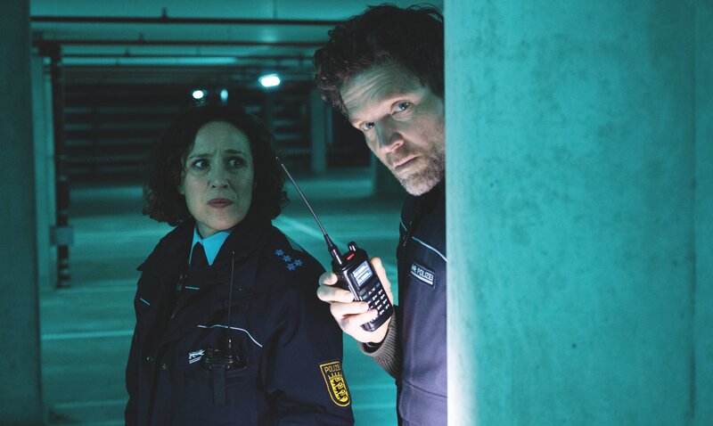 Auf der Suche nach der Einbrecherbande, die aus dem Museum im Alten Schloss historische Schätze entwendet hat, geraten Kriminalhauptkommissar Jo Stoll (Peter Ketnath) und Streifenpolizistin Sibylle Beyer (Bärbel Stolz) in Gefahr. – Bild: ZDF und MARKUS_FENCHEL