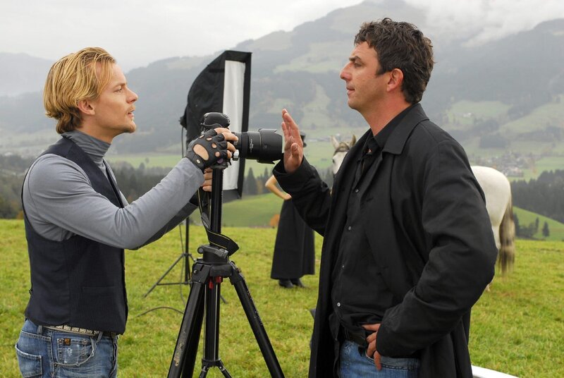 Da das Herz vom Model Katja jeden Moment kollabieren kann, verlangt Martin (Hans Sigl, re.) von Oliver (Christoph von Friedl) das Shooting sofort abzubrechen. – Bild: ORF 2