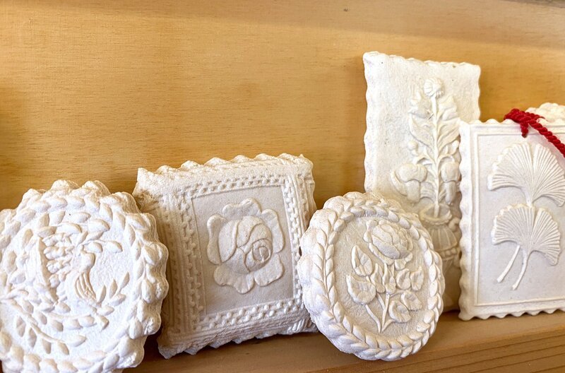 Leonhard Angele schnitzt kunstvolle Model – Formen, Plätzchenformen. Seine Frau Waltraud backt damit Aniskekse, die traditionellen Springerle. – Bild: SWR/​ Tanja Hamilton