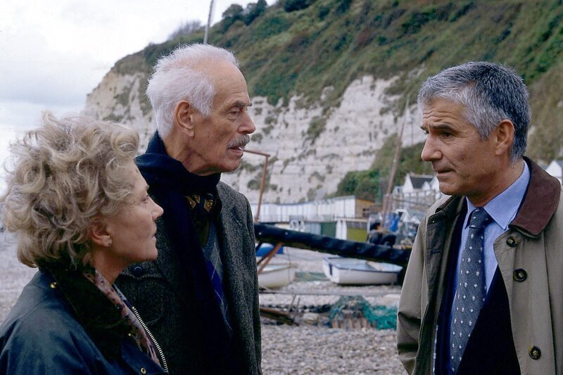 Marjorie (Antje Hagen, li.) und Sam Barnes (Rolf Illig) erfahren zufällig von dem Finanzberater der Rudds (Daniele Legler, re.) von der schwierigen finanziellen Situation des Landgutes und von dem evtl. Verkauf. – Bild: ORF 2