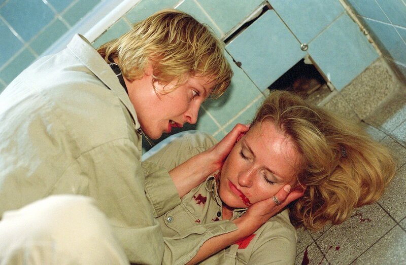 Mareike verpasst Ariane einen Denkzettel, damit diese aufhört rumzuschnüffeln. – Bild: MG RTL D