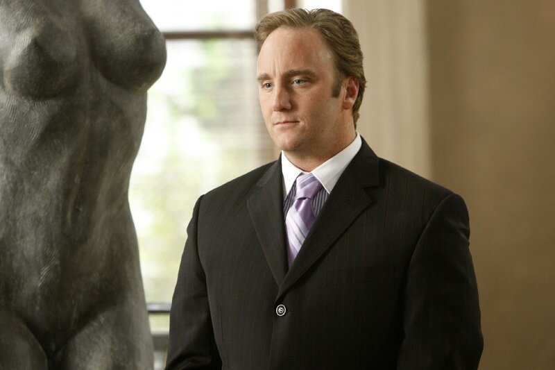 Staranwalt Harrison Powell (Jay Mohr, vorne) versucht mit allen Mitteln für den von Monk überführten Mörder, den Bildhauer Evan Gildae, einen Freispruch zu erwirken. – Bild: RTLplus /​ Universal