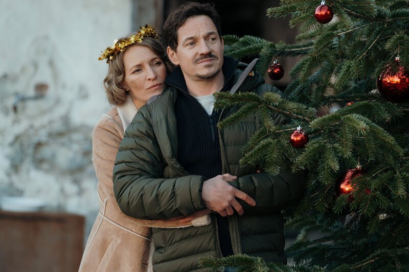 Emilie Hofer (Stefanie von Poser) und Tobias Herbrechter (Markus Brandl) freuen sich auf das gemeinsame Weihnachtsfest. – Bild: ZDF und Sabine Finger Fotografie