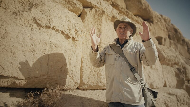 Der Archäologe Dr. Mark Lehner erforscht die altägyptische Arbeitersiedlung neben der Krähenmauer in Gizeh. – Bild: PERNEL MEDIA /​ THE HISTORY CHANNEL