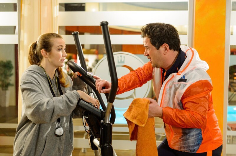 Marian (Sam Eisenstein) trainiert mit Katjas (Anna-Katharina Samsel) Hilfe hart, um beim Charity-Lauf vor Lena ins Ziel zu kommen. – Bild: Willi Weber Fotografie