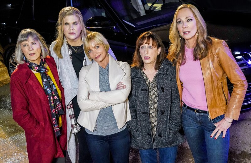 (v.l.n.r.) Marjorie (Mimi Kennedy), Tammy (Kristen Johnston); Jill (Jaime Pressly); Beth Hall (Wendy); Bonnie (Allison Janney) – Bild: ORF/​Tele-München/​Warner/​CBS