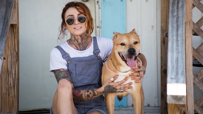 Mariah and Dog – In show feature outside the flamingo house – Bild: Animal Planet /​ Discovery Communications, LLC