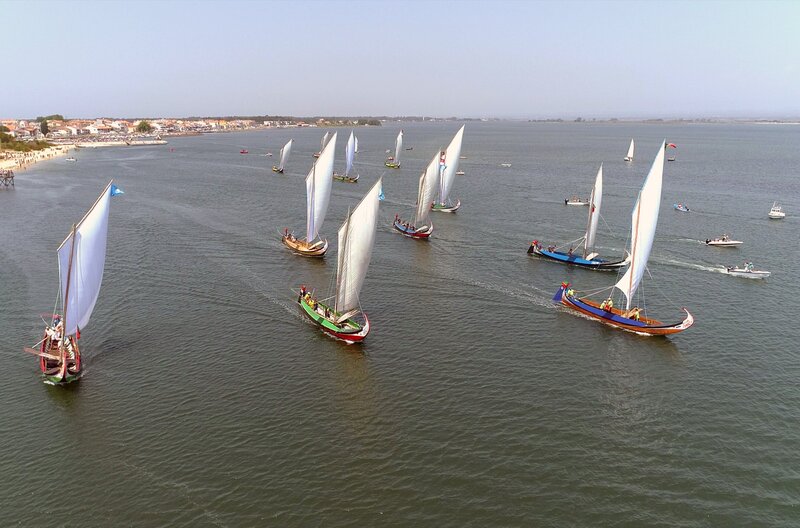 In der Lagune rund um Aveiro waren Moliceiros einst Transportmittel für Algen, Salz und Reis. Heute nutzt man die Segelboote für Regatten. – Bild: MedienKontor/​Carlos Pelicas