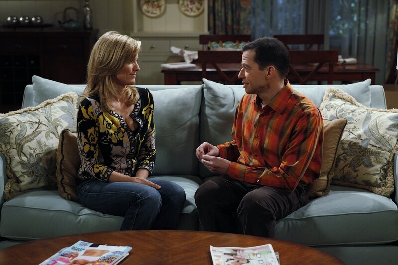 Alans (Jon Cryer, r.) Freundin Lyndsey (Courtney Thorne-Smith, l.) hat eine Vergangenheit als Buchmacherin, von der Alan allerdings nichts wissen soll. Sie vertraut sich Charlie an, bittet ihn aber, nichts zu verraten. Alan spürt, dass zwischen den beiden irgendetwas läuft und vermutet ein Verhältnis zwischen ihnen. Er übertreibt mal wieder maßlos und macht in seinem Wahn alles zunichte … – Bild: WARNER BROS. ENTERTAINMENT INC.
