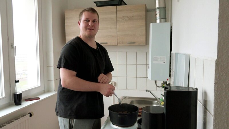 Single Jean ist auf der Suche nach seiner Traumfrau. – Bild: RTL Zwei