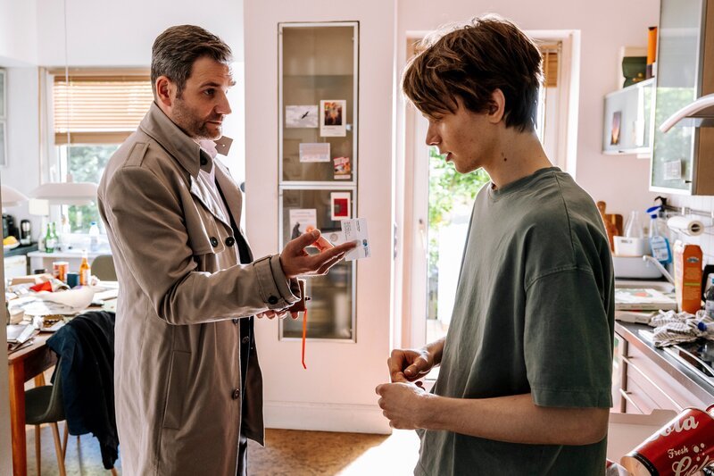 Jonas Fischer (Lukas Piloty, l.) befragt Tobias Klinger (Yoran Leicher, r.) nach seinen Gefühlen zum Mordopfer. – Bild: Martin Rottenkolber /​ ZDF