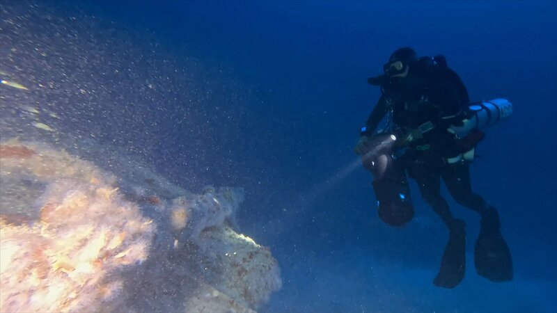 Ein Taucher erkundet das Meer – Bild: uklib /​ © THE HISTORY CHANNEL /​ A+E Networks