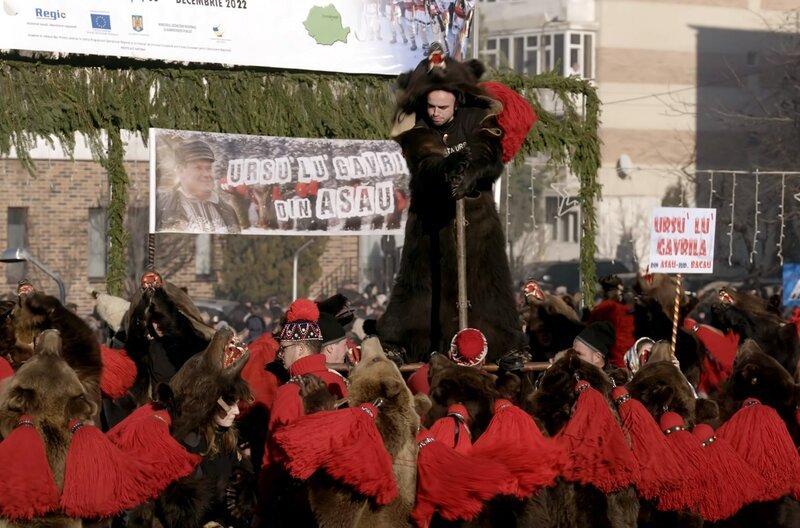 Rumänien – Vom Stolz der Bärentänzer Danutz Nicodim (Mi.) muss in diesem Jahr erstmals die Rolle des Anführers übernehmen und ohne seinen kürzlich verstorbenen Vater tanzen. – Bild: MDR /​ Dunja Engelbrecht