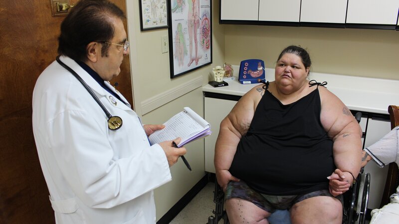 Robin consulting with Dr. Now in his exam room. – Bild: Discovery Communications