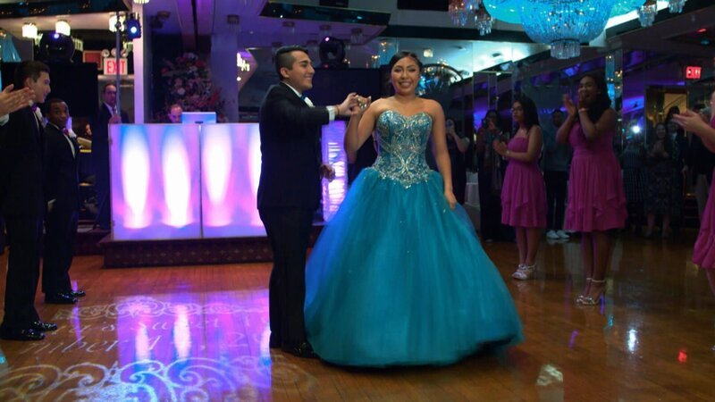 Braut und Bräutigam stehen mit Smiley-Gesicht. – Bild: TLC