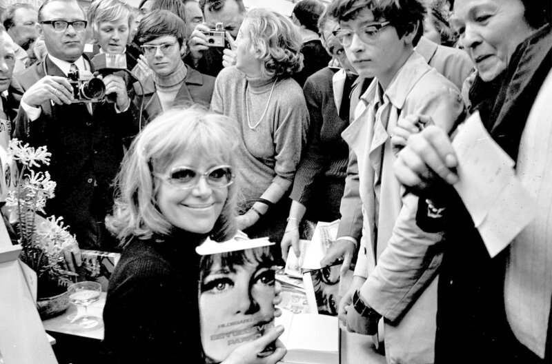 Hildegard Knef, eine der prägendsten Künstlerinnen der deutschen Nachkriegszeit, bei einer Signierstunde der holländischen Ausgabe ihres Buchs Der geschenkte Gaul (Een gegeven paard) – Bild: SWR/​Public Domain