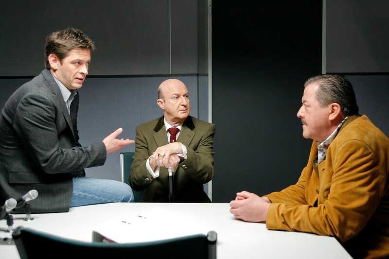 Juwelier Toni Eiglsberger äußert gegenüber Korbinian Hofer und Christian Lind einen Verdacht (v.li.: Tom Mikulla, Christian Schneller, Joseph Hannesschläger). – Bild: ORF 2