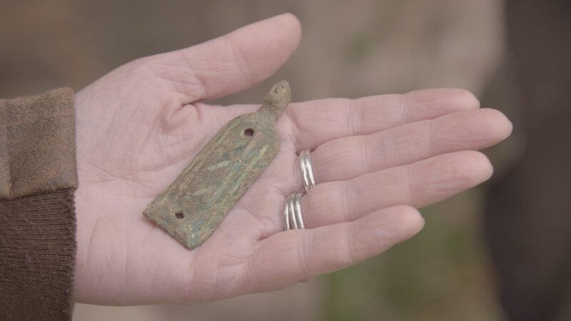 Figurenskulptur in der Burg Snodhill entdeckt. – Bild: Rare TV