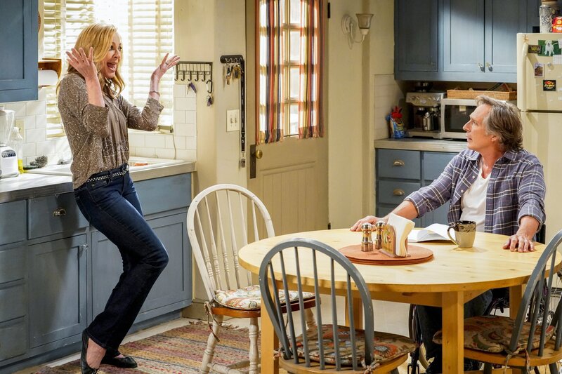 Bonnie (Allison Janney, l.); Adam (William Fichtner, r.) – Bild: ORF/​Tele-München/​Warner/​CBS/​Robert Voets