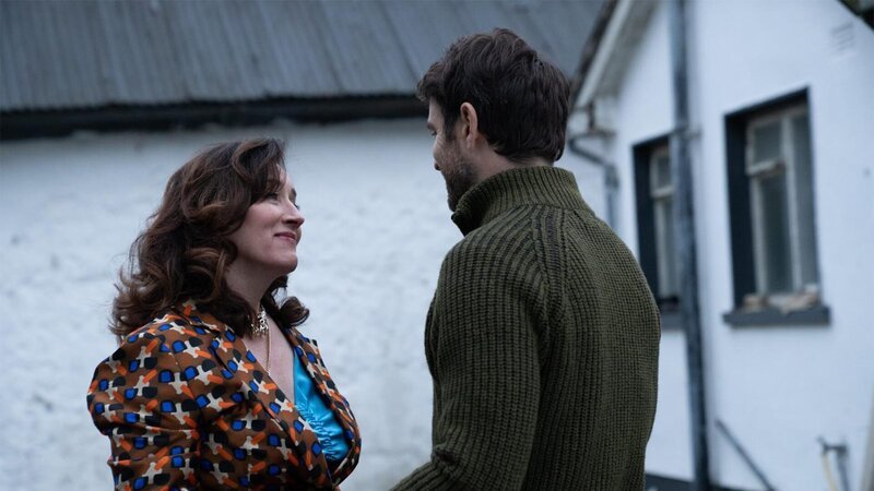 Bridget Goggins (Maria Doyle Kennedy) und Michael Kinsella (Charlie Cox) – Bild: KIN SERIES HOLDING UK LTD AND HEADLINE PICTURES (KIN) LIMITED