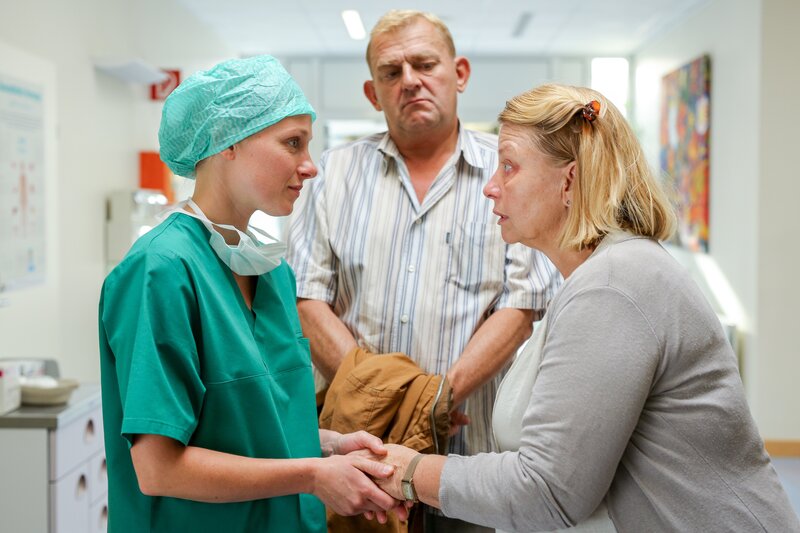 (v.li.): Anna Kramer (Ärztin), Martin Zauner (Wilmer Eberts), Margarethe Tiesel (Frau Höglinger). – Bild: ORF/​Petro Domenigg