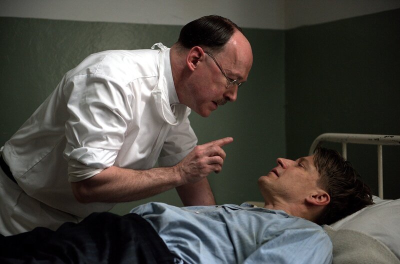 Prof. Sauerbruch (Ulrich Noethen, l.) verspricht Widerstandskämpfer Hans von Dohnanyi (Max von Pufendorf, r.), dass er nicht vor ein Kriegsgericht gebracht wird. – Bild: ARD/​Julie Vrabelova