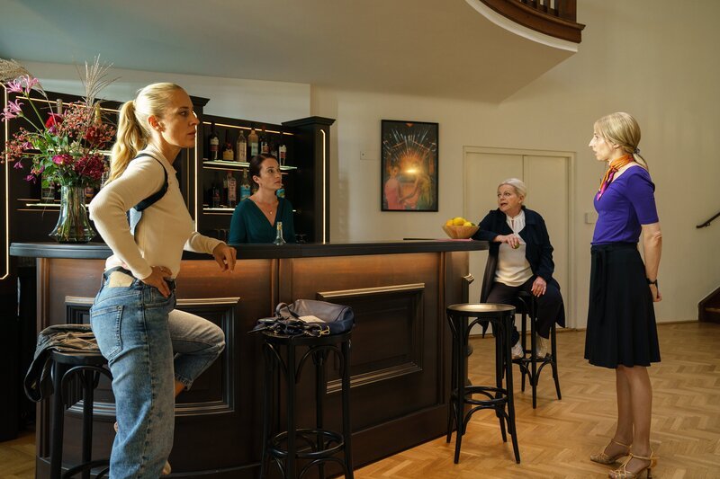 Gruppeninspektorin Penny Lanz (Lilian Klebow, l.) und Oberst Henriette Wolf (Brigitte Kren, 2.v.r.) befragen die Tanzlehrerinnen Inge Czerviczek (Lisa Hörtnagl, 2.v.l.) und Alexa Poll (Jules* Elting, r.) wegen der erhaltenen Drohbriefe. – Bild: ZDF und Petro Domenigg/​FILMSTILLS.AT KG