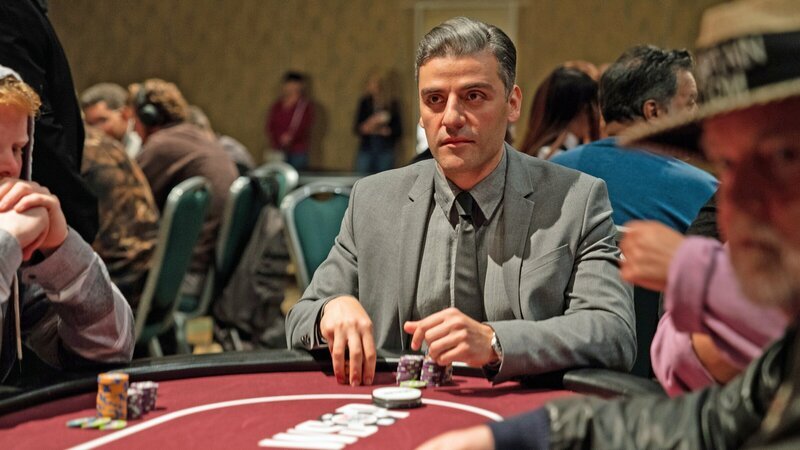 Hochkonzentriert und souverän verfolgt William (Oscar Isaac) das Pokerspiel. – Bild: ZDF und Heidi Hartwig