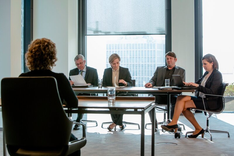 von links: Anna Janneke (Margarita Broich), Komparse, Staatsanwältin (Bettina Hoppe), Henning Riefenstahl (Roeland Wiesnekker), Protokollantin (Komparsin). – Bild: HR/​Degeto/​Bettina Müller