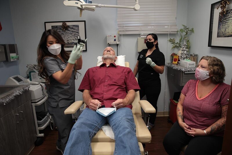 Dr. Lee takes a before photo of Wesley Gretzinger eye growth while in exam chair. – Bild: Discovery Communications, LLC
