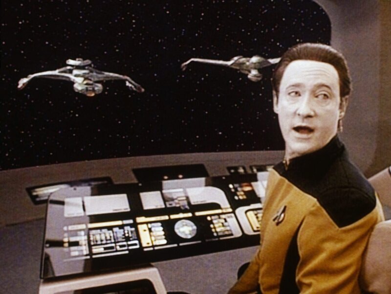 Commander Data (Brent Spiner) warnt vor romulanischen Kriegsschiffen. – Bild: NBC Universal, Die Veröffentlichung und Verwendung der Bilder sind nur in direktem redaktionellem Zusammenhang und einem Sendetermin auf einem NBC Universal Sender erlaubt – Eine Weitergabe an Dritte,