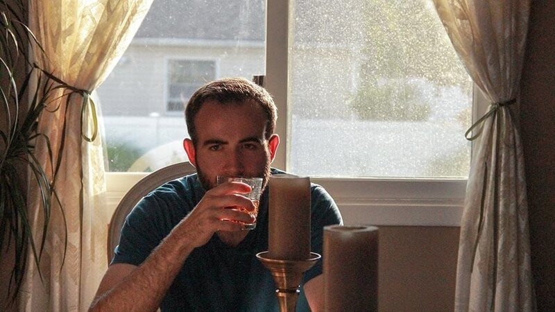 Michael with a drink in his hand. – Bild: Discovery Communications