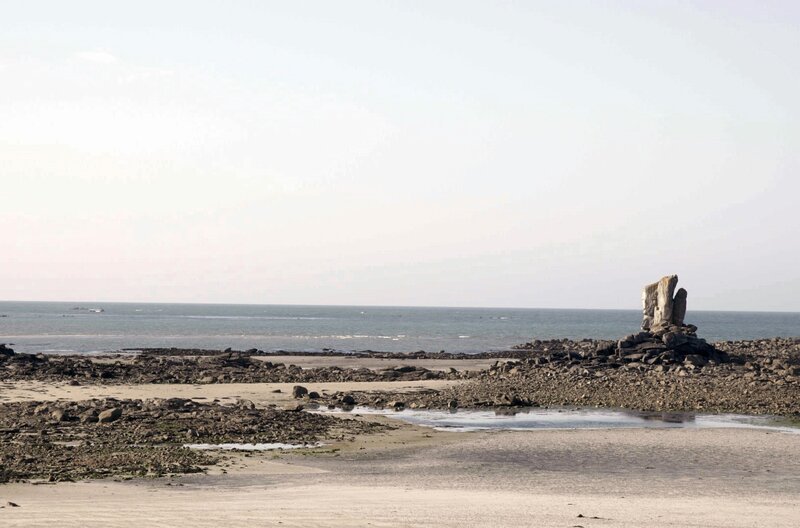 Noch elf Stunden bis zur Flut: Durch die Ebbe freigelegte Strandflächen bieten einen ungewöhnlichen Blick auf den Meeresboden. – Bild: ARTE/​CAPA Presse