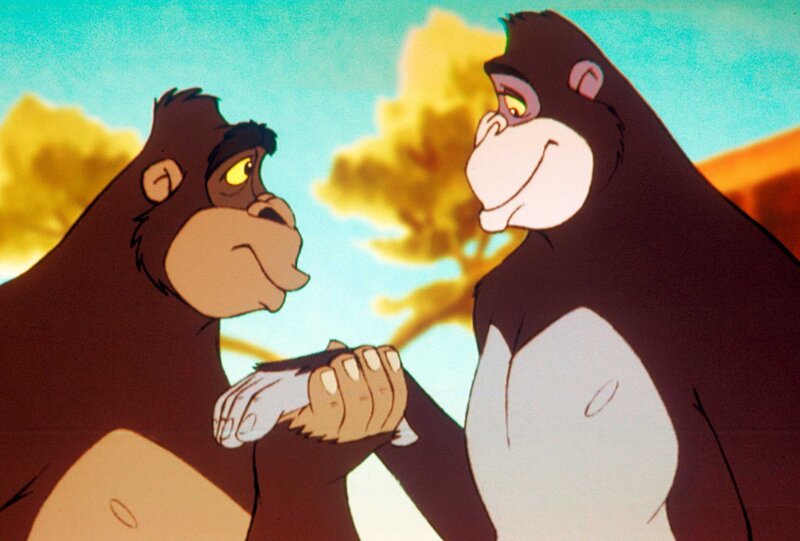 „Noahs Insel“, „Gnus auf Trampelpfaden.“ Noahs Insel treibt vor der Küste Afrikas, und Rocco, Rick und alle anderen Tiere afrikanischer Herkunft spielen verrückt. Die Geierstaffel entdeckt einen Zoo auf dem Festland, der von den Menschen aufgegeben wurde. Die Tiere in den Käfigen drohen zu verhungern. Rocco beschließt, an Land zu gehen und sie zu befreien. Noah findet das sehr gefährlich und schickt die starke Bärin Ursula und Rocco die Zootiere befreien. Eines der Tiere, ein altes Warzenschwein, entpuppt sich als Roccos Freund aus Kindertagen. Bald schwelgen die beiden in Erinnerungen. Ursula dagegen hat die Nase voll von ihrem Ausflug und kehrt allein zur Insel zurück. Dort zieht inzwischen eine Gnuherde unbeirrbar ihre Kreise. Die Gnus nehmen alles auf die Hörner, was sich ihnen in den Weg stellt. – Bild: ORF (FS1/​FS2) /​ ORF1