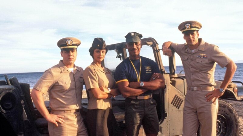 V.l.: Bud Roberts, Jr. (Patrick Labyorteaux), Sarah MacKenzie (Catherine Bell), Lt. Curtis Rivers (Montel B. Williams), Harmon Rabb, Jr. (David James Elliott) – Bild: RTL /​ CBS Studios Inc.