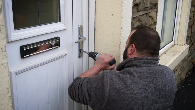 The man opens the lock with the drill – Bild: TLC