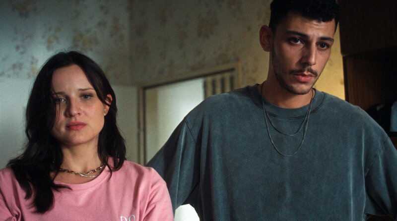 Momo (Xidir Koder Alian, re.) hat immer noch Gefühle für Daniela (Lulu Hacke, li.). – Bild: ARD Degeto Film/​Pantaleon Films GmbH/​Repro