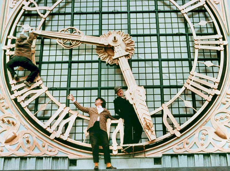 Die Olsenbande holt zu ihrem 10. Schlag aus. Dazu treibt es Egon Olsen (Ove Sprogöe), Benny (Morten Grunwald) und Kjeld (Poul Bundgaard, v.l.n.r.) sogar bis hoch hinauf zur Turmuhr des Kopenhagener Rathauses. – Bild: MDR/​DEGETO