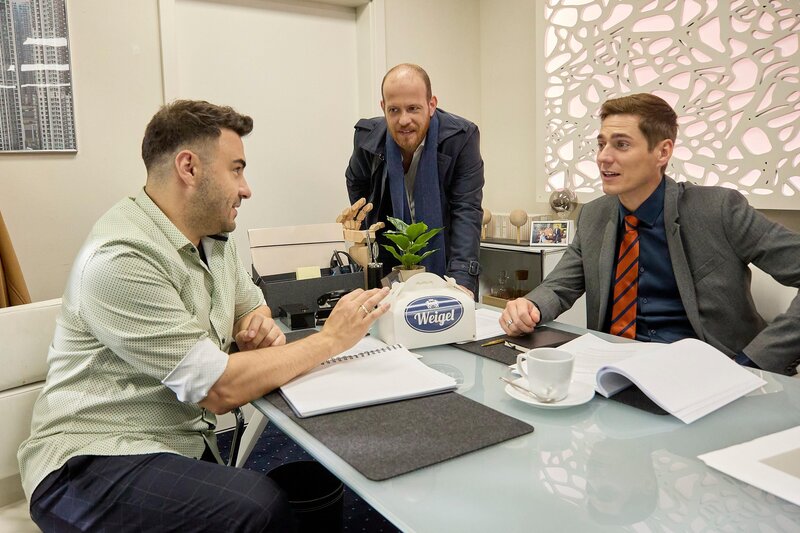 Tobias (Patrick Müller, M.) wehrt sich gegen die Vermutung, in Esma verknallt zu sein. Links Easy (Lars Steinhöfel), rechts Ringo (Timothy Boldt). – Bild: RTL /​ Kai Schulz /​ Wo die Liebe hinbellt