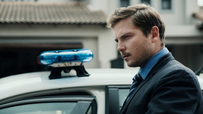 Det Stephanos (TRENT MOFFETT) looks at the blood stains that lead from the garage along the hall. – Bild: Discovery Communications/​Raquel Fernandes